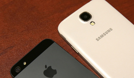 iPhone 5 của Apple và Galaaxy 4S của Samsung.